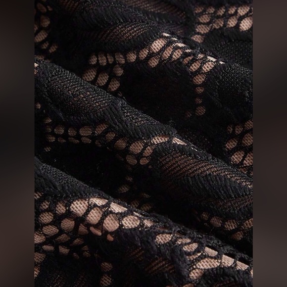 🆕 SHEIN Curve - Black & Cream Floral Lace Overlay Crop Top - Picture 3 of 5